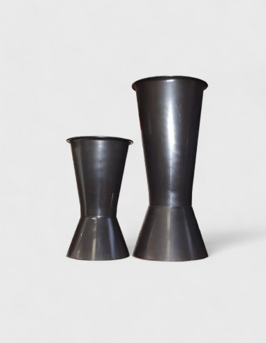 SCHWARZE VASE AUS KUNSTSTOFF